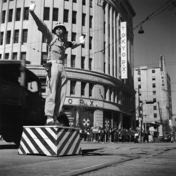 Domon Ken Vigile urbano a Ginza 4-chōme, 1946 Tokyo 457 x 560 mm. Ken Domon Museum of Photography