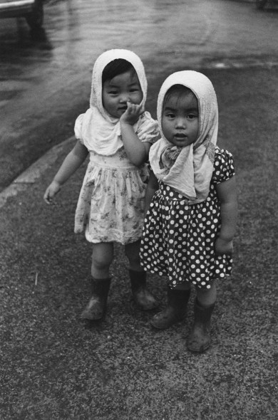 Domon Ken Pioggerella, 1952 - 1954 dalla serie Bambini (Kodomotachi) Atami 457 x 560 mm.  Ken Domon Museum of Photography 