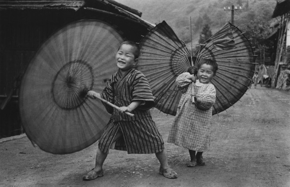 Domon Ken Bambini che fanno roteare gli ombrelli, 1937 circa dalla serie Bambini (Kodomotachi) Ogōchimura 535 x 748 mm.  Ken Domon Museum of Photography 