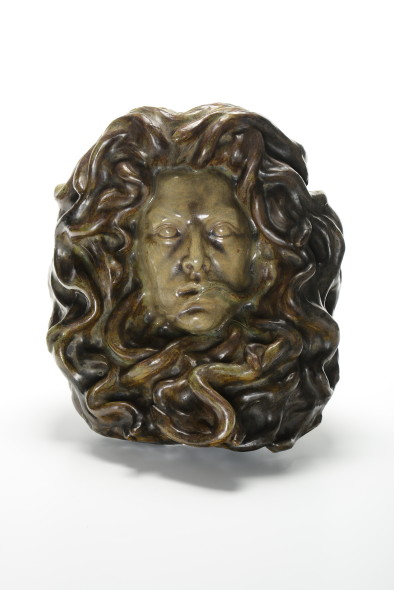 Chini Arte della Ceramica, disegno Giorgio Kienerk (1869-1948), Firenze, 1900 ca Medusa Grande testa a bassorilievo in ceramica parzialmente lustrata.  Dimensioni cm 41x38 Stima € 30.000 - 35.000 