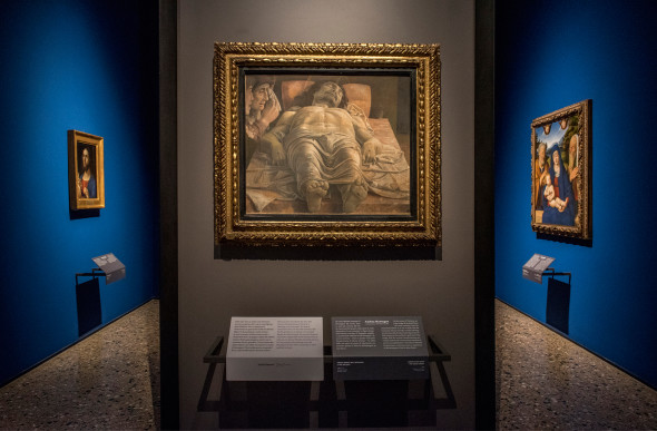 Il nuovo allestimento della Pinacoteca di Brera: Cristo morto nel sepolcro e tre dolenti, Andrea Mantegna, sala 6 © James O’Mara