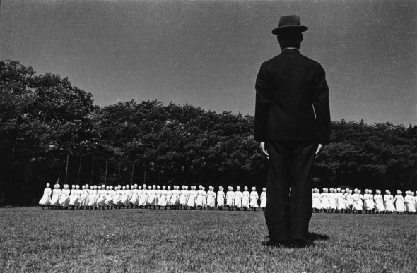 Domon Ken Esercitazioni delle crocerossine, 1938 Azabu, Tokyo 535 x 748 mm. Ken Domon Museum of Photography