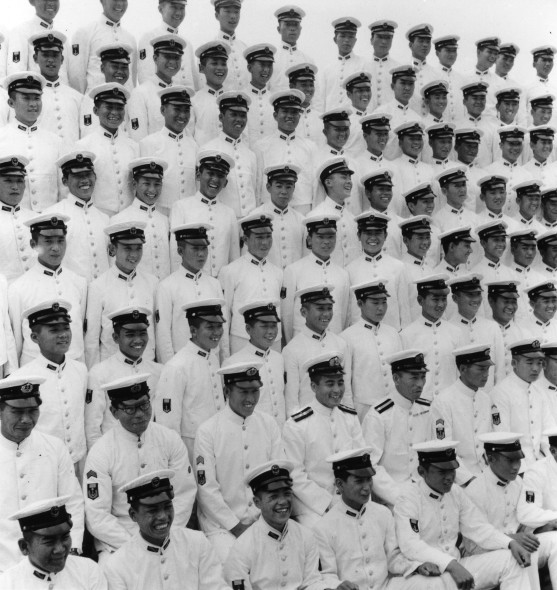 Domon Ken Foto commemorativa della cerimonia di diploma del corpo della Marina, 1944 Tsuchiura, Ibaragi 1047 x 747 mm.  Ken Domon Museum of Photography 