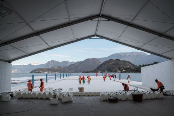 At the headquarters in Montecolino, construction workers assemble the piers, which are produced in 100-meter-long segments and stored outside Montecolino on Lake Iseo, January 2016 Photo: Wolfgang Volz