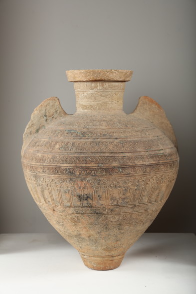 Rara e imponente giara in terracotta di invetriatura verde (Spagna o Vicino Oriente, XIII secolo). A forma di pera rovesciata, raggiunge la massima circonferenza in corrispondenza dell'innesto delle due anse a forma di ali, tipica della produzione spagnola Nasride e precedente. Stima 25.000-30.000 € Base d’asta 15.000 €