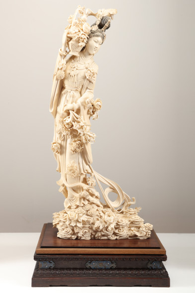 Rara scultura in avorio raffigurante la divinità Guanyin (Cina, dinastia Qing, tardo XIX secolo). Il grande intaglio in avorio di pregevole fattura, è interamente scolpito nella zanna di un elefante. Stima 18.000-22.000 € Base d’asta 12.000 €