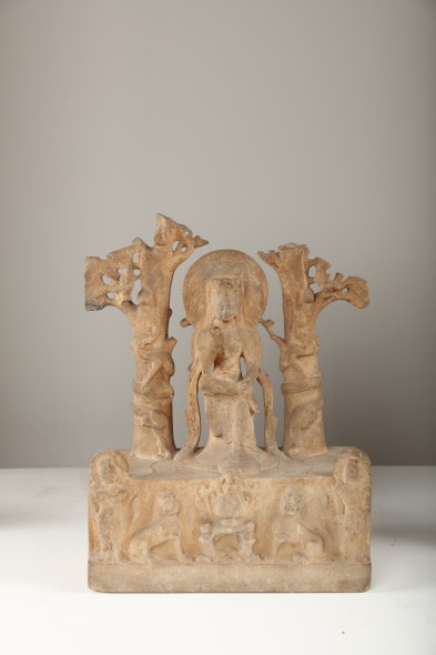 Stele in arenaria rosa raffigurante Maitreya (Cina, dinastia Qi, V-VI secolo). Scultura in arenaria probabilmente raffigurante il Buddha del futuro seduto in posa meditativa su un altare raffigurante due leoni affrontati accanto ad un fuoco e due offerenti ai lati. Maitreya, nella sua forma di bodhisattva, è uno dei temi più rappresentati nel periodo indicato poiché si pensava che l'influenza di Buddha Sakyamuni, ovvero il Buddha storico, sarebbe presto finita. Stima 8.000-12.000 € Base d’asta 5.000 €
