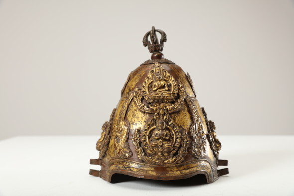 - Rara corona rituale in rame sbalzato e dorato (Nepal, XVI secolo) Detta anche corona del vajra, usata dai religiosi vajracharya. Presenta un corpo in rame con tracce di doratura e cesellature su cui sono applicate placche finemente lavorate a sbalzo. Sono rappresentati i cinque Buddha Trascendenti, ognuno dei quali arricchito da aureole. Stima 12.000-15.000 € Base d’asta 4.000 €