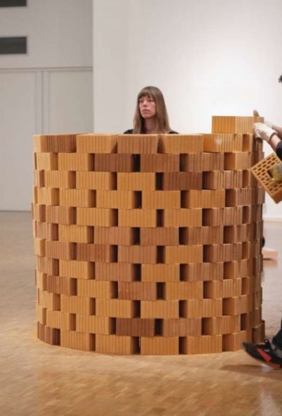 Regina Magdalena Sebald Mauer, 2013 Performance, Art Exhibitionhall Kunsthalle Sparkasse Leipzig, Germania, Ph: Marisa Sanchez