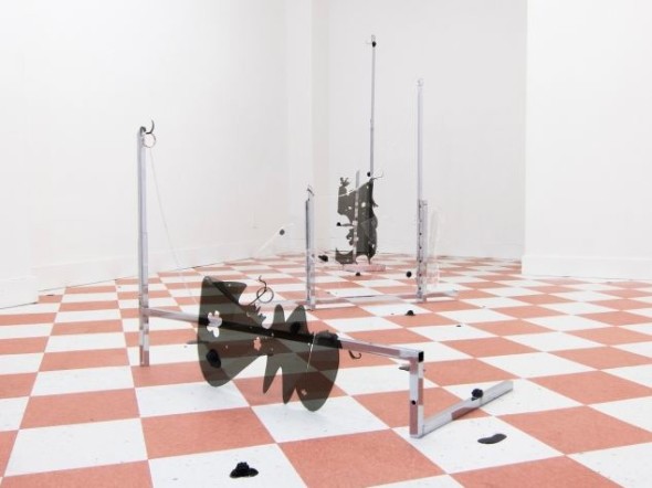 Legate Isabel E2n01d5ymion, 2015 piastrelle in linoleum, rastrelliera cromata riciclata, plexiglass, resina, smalti, guarnizioni ad anello in nickel, catene, gesso, smalto per unghie, dimensioni variabili