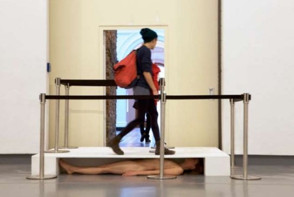 Regina Magdalena Sebald Kollateral, 2016 Performance, Academy of Fine Arts Leipzig, Germania Ph: Nora Frohmann, Martin Haufe