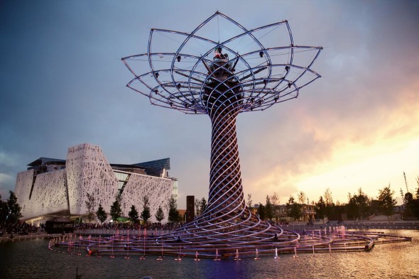 L'Albero della Vita L'Albero della Vita è il simbolo e segno distintivo di Padiglione Italia. Affonda le sue radici nella potenza delle eccellenze italiane: territori, cultura, innovazione, tecnologia. Le raccoglie e con un gesto simbolico le proietta verso il cielo quasi per ridistribuirle a favore dell'intero pianeta. L'Albero è il collettore della straordinaria varietà italiana, della potenza e della capacità, propria del nostro Paese, di produrre bellezza.    La struttura: un'imponente macchina scenica multidisciplinare di legno e acciaio, visibile da grande distanza, un hub energetico ad opera di eccezionali artigiani 2.0 che si attiva a cicli regolari per produrre spettacoli di luci e suoni, arte classica e proiezioni, acqua e fuochi d'artificio. Ha offerto ai visitatoiri di Expo 2015 circa 2.200 show, uno ogni ora per i 180 giorni di esposizione. Realizzato da un'odea di Marco Balich, grazie al contributo di Coldiretti, Orgoglio Brescia e Pirelli, oltre a Balich Worldwide Shows e Giò Forma.  