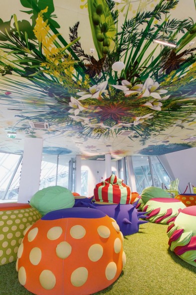 Vivaio scuola Al terzo piano della mostra delle "Identità Italiane" è stato allestito uno spazio scuola costantemente animato da studenti, docenti e educatori dove i ragazzi hanno illustrato i loro progetti sul tema della nutrizione. Il Vivaio scuola ha accolto l'eccellenza del sistema formativo italiano e internazionale, 700 scuole, 15.000 studenti, 2.000 tra insegnanti e responsabili scolastici e civili, coinvolti in 4 appuntamenti al giorno per tutti i 184 giorni di Expo Crediti fotografici: Tommaso Lamantia 