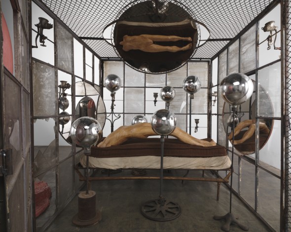 Louise Bourgeois In and Out, 1995 Metal, glass, plaster, fabric and plastic Cell: 205.7 x 210.8 x 210.8 cm Plastic: 195 x 170 x 290 cm Collection The Easton Foundation Photo: Christopher Burke © The Easton Foundation / VEGAP, Madrid