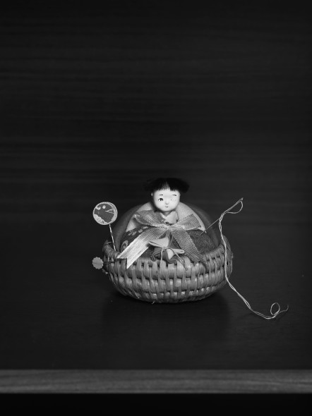 Yoshie Nishikawa, Dendentaiko, dalla serie “Monono aware” (2016) Platinum palladium print, 16x12 cm