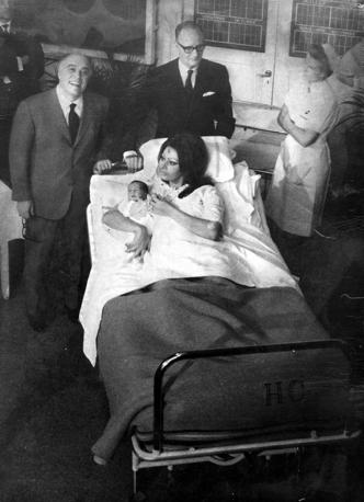 Nella foto: Sophia Loren nella clinica dell'ospedale cantonale dopo la maternit posa davanti ai fotografi e giornalisti con il marito Carlo Ponti, presentando il figlio Carlo Junior