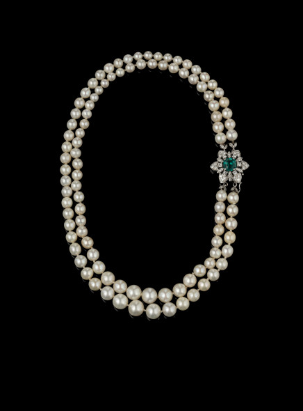 1.Collana a due fili di perle naturali, oro bianco, smeraldo e diamanti (asta 197, 31 maggio 2016, lotto 348), stima € 100.000 – 120.000, aggiudicazione € 1.054.000