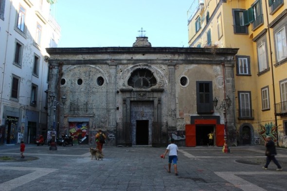 1_La Peste (2013), visione esterna della Chiesa SS. Cosma e Damiano, Napoli, Courtesy www.tosatti.com