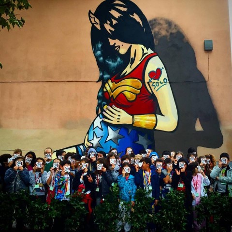 I-bambini-di-Primavalle-davanti-al-murale-di-Solo-per-il-progetto-Muracci-Nostri-Roma-2015