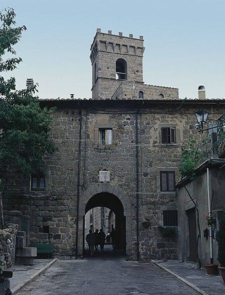 2. Abbadia San Salvatore (SI). Ingresso all'abbazia [fonte www. wikipedia.it]