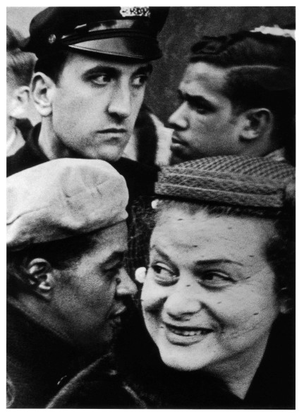 William Klein, Quattro teste, Giorno del Ringraziamento, Broadway e 33rd, New York 1954 (dalla sezione New York)