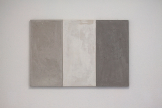 Daniele Franzella, Cronache della città di Ur, particolare Bandiera, 2015 – cemento, 135 x 90 cm