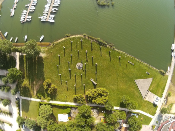 fig. 3 - Tuoro sul Trasimeno (PG), Campo del Sole - vista aerea [foto da www.prolocotuorosultrasimeno.it]