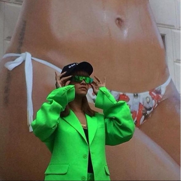 Gli scatti postati su twitter da Rihanna, mentre posa davanti all'opera Ewaipanoma (Rihanna) di Juan Sebastiàn Pelàez.