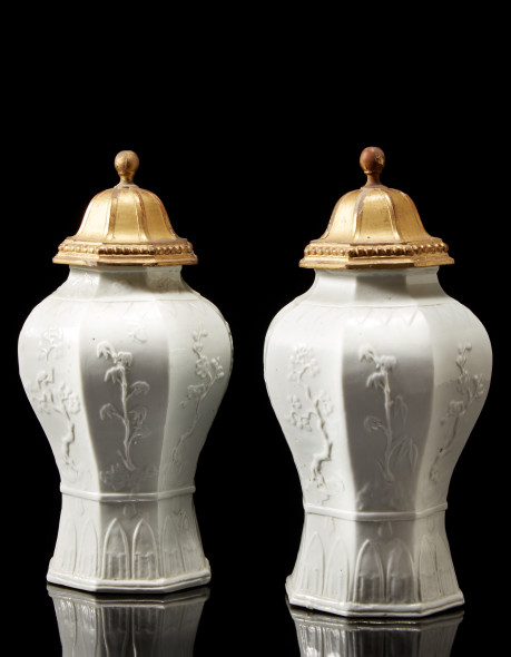 Due importanti vasi 'potiche' in porcellana bianca di Doccia, 1740-1745. Coperchi in legno dorato (h. cm 30)  Valutazione 22.000,00 - 24.000,00€ 