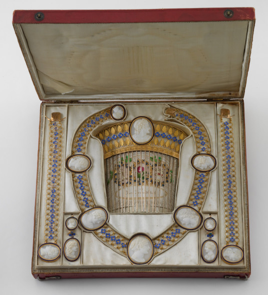 Parure di cammei con punzone francese, del periodo tra il 1798 e il 1809, con ritratti anticati di imperatori romani, composta da un collier, due bracciali, due orecchini pendenti e un pettine stima € 14.000 - 18.000