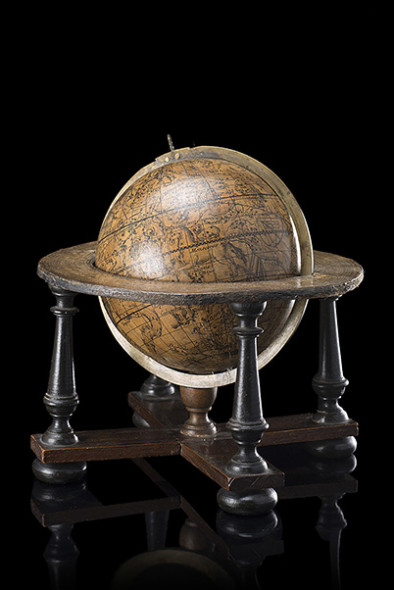 Johann Philipp Andreae (1700-1726) Globo celeste con cartiglio iscritto "Hune globum coelestem secundum observat. Astronamor modern noviter annotavit et construxit: Joh Phili Andreae Mattemat et mech: Anno 1726 Norimberga". Basi in legno tornito (h.cm.24). Valutazione € 8.000/ 10.000