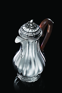 Argentiere Luigi Valadier, bollo camerale per gli anni 1772-1777, Caffettiera in argento con corpo piriforme (h. cm. 29) (gr 1000 ca.). Valutazione € 8.000/10.000