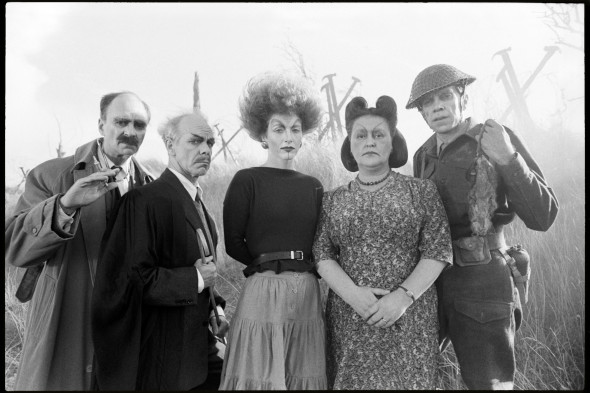 Il dottore (Ellis Dale), Il maestro (Alex McAvoy), la moglie (Eleanor David),  la madre (Christine Hargreaves) e il padre (James Laurenson)