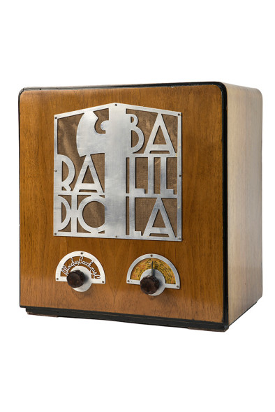 6.Lotto 135 – Allocchio Bacchini & C, Radio Balilla, seconda metà degli anni ‘30 Apparato radiofonico in legno e metallo, 34x31x21 cm € 3.000/3.500 