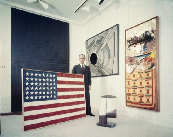 Leo Castelli nella sua galleria con opere di  Frank Stella, Jasper Johns,  Lee Bontecou,  Eugene Higgens e Robert Rauschenberg. Photographer- Eliot Elisofon 