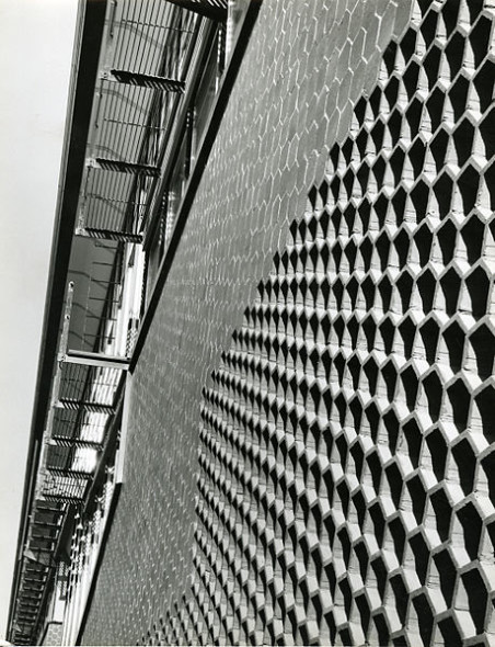 Milano, edificio per gli uffici Loro e Parisini in via Savona 129 (angolo via Filippo Brunelleschi), costruito dal 1951 al 1957 su progetto di Luigi Caccia Dominioni. DescrizioneServizio fotografico : Milano, 1960 / Paolo Monti