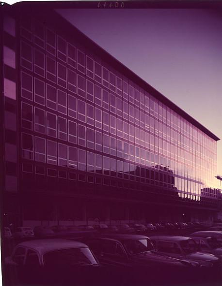 Edificio per uffici in corso Europa 18-20, Milano. Foto di Paolo Monti.