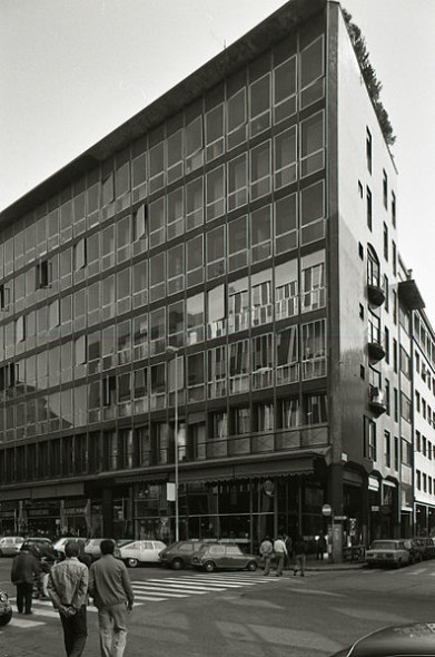 Milano, edificio per uffici in corso Europa 10-12. Servizio fotografico : Milano, 1978 / Paolo Monti