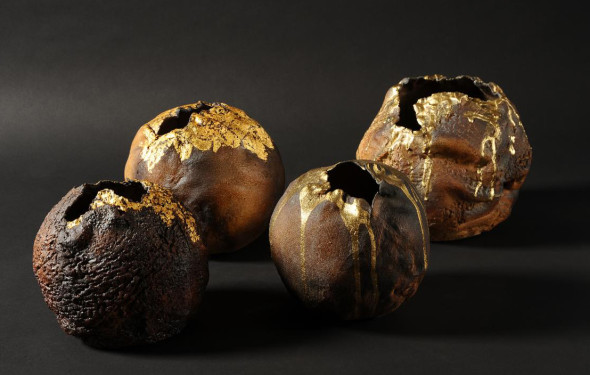 Maria Cristina Carlini Crateri, 2016 grès, cm 19x50x60 © Mimmo Capurso