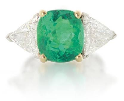 Lotto 299 ANELLO In oro bianco e giallo 18 kt con smeraldo Colombia di ct 4,50 ca. (insignificanti miglioramenti di purezza) impreziosito ai lati da due diamanti taglio trilliant per tot. ct 1,60 ca., accompagnato da certificato gemmologico n. CDC 1610290 del 28/10/2016, Dott. C. Dunaigre, Lucerna. Gr 8,40; misura 14.