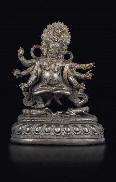 Lotto 438 Grande ed importante figura di Mahakala a più teste con oggetti rituali tra le mani sopra fiore di loto, Cina, Dinastia Qing, marca e del periodo Qianlong (1736-1795)  h cm 36