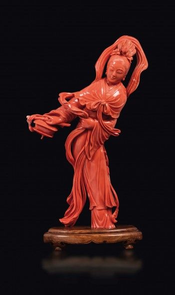 Lotto 16 Grande figura di Guanyin scolpita in corallo con uccellino tra i capelli, Cina, inizio XX secolo  gr 1367 h cm 30,5 EUR 17.000,00 - 20.000,00