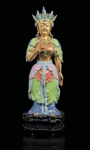 Lotto 214 Grande figura di Guanyin incoronata in porcellana a smalti policromi con coppetta in mano, Cina, Dinastia Qing, epoca Qianlong (1736-1795)  h cm 55,5