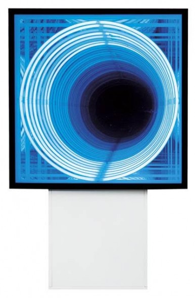 Lotto 570 PAOLO SCIRPA [Siracusa 1934]   Espansione alternata, 1995 Legno + neon azzurro + specchio cm 44x44x44 (altezza con base cm 69), firma e anno sotto la base, dichiarazione d'autenticità dell'artista su foto.