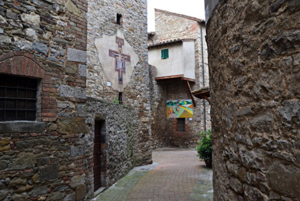 5. Mugnano (PG) - Enrico Marrani, Crocifissione, 1984 [foto www.italianways.com]