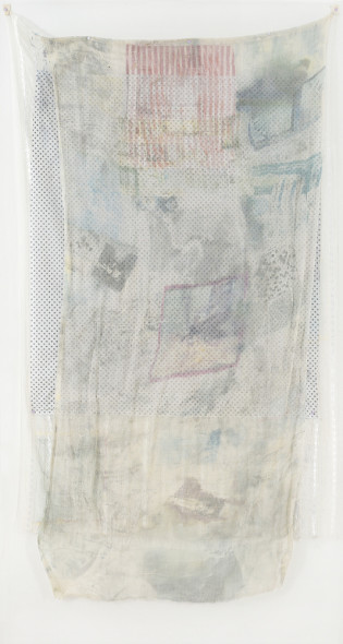 620 ROBERT RAUSCHENBERG Port Arthur (Texas) 22/10/1925 - 13/05/2008 Indio (serie Hoarfrost), 1974 tessuto, carta e decalcomanie cm 200x98, firma e anno su telo centrale (telo pois), dichiarazione d'autenticit‡ dell'artista e firma con timbro Leo Castelli (New York) datata 08/05/1982 su foto, entro teca in plexiglass. Bibliografia: -"Jim Dine, Roy Lichtenstein, Morris Louis, Michelangelo Pistoletto, Robert Rauschemberg, Mario Schifano, Frank Stella, Cy Twombly, Andy Warhol" Galleria Sperone (Torino). base díasta: 150.000 € stima: 220.000/230.000 € In asta a Vercelli da Meeting Art sabato 21 gennaio 2017 