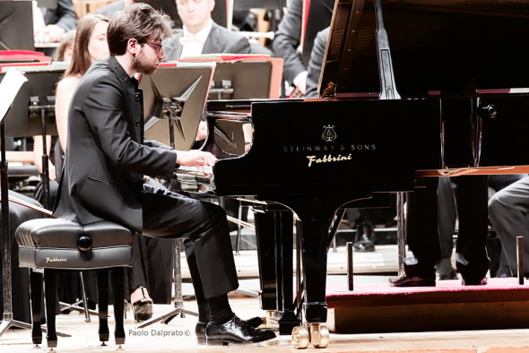 gabriele-carcano-durante-il-concerto-con-laverdi-diretta-dal-m-fawzi-haimor-foto-paolo-dalprato-1