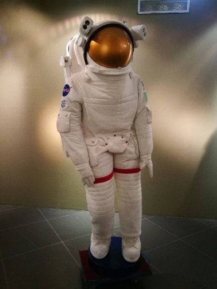 Una tuta spaziale esposta nello spazio dedicato all'Asi