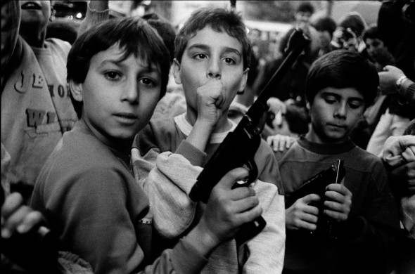 © Letizia Battaglia – Festa del giorno dei morti. I bambini giocano con le armi. Palermo, 1986 – Courtesy l’artista