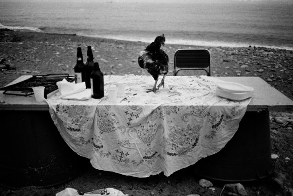 © Letizia Battaglia – Nella spiaggia della Arenella la festa è finita. Palermo, 1986 – Courtesy l’artista